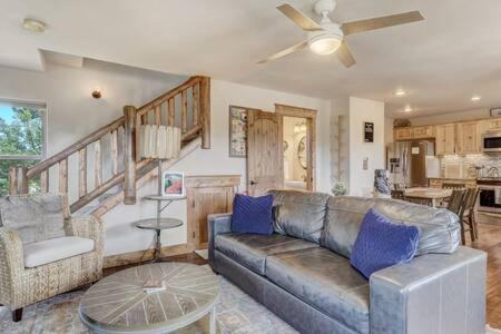 Cabin~Views~Heart Of Town~W&D~Fireplace~Kitchen 伍德兰帕克 外观 照片